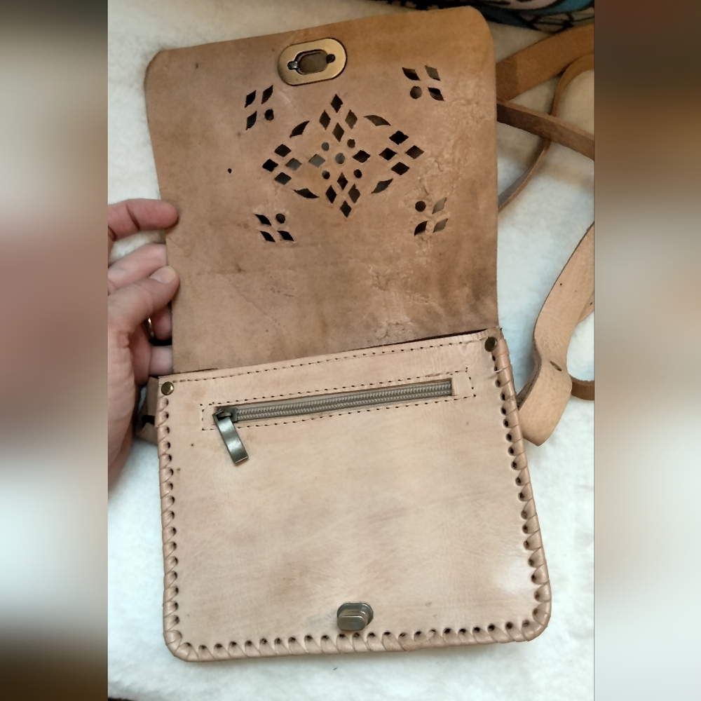 Hand-tooled vintage leather crossbody bag boho 1970s style - Picture 6 of 8